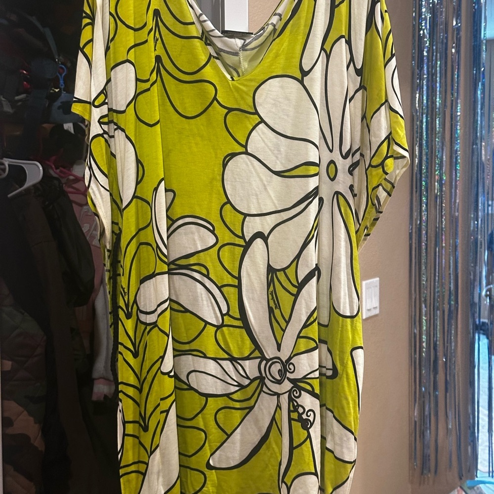Manuhealii Yellowish green and White Floral Top